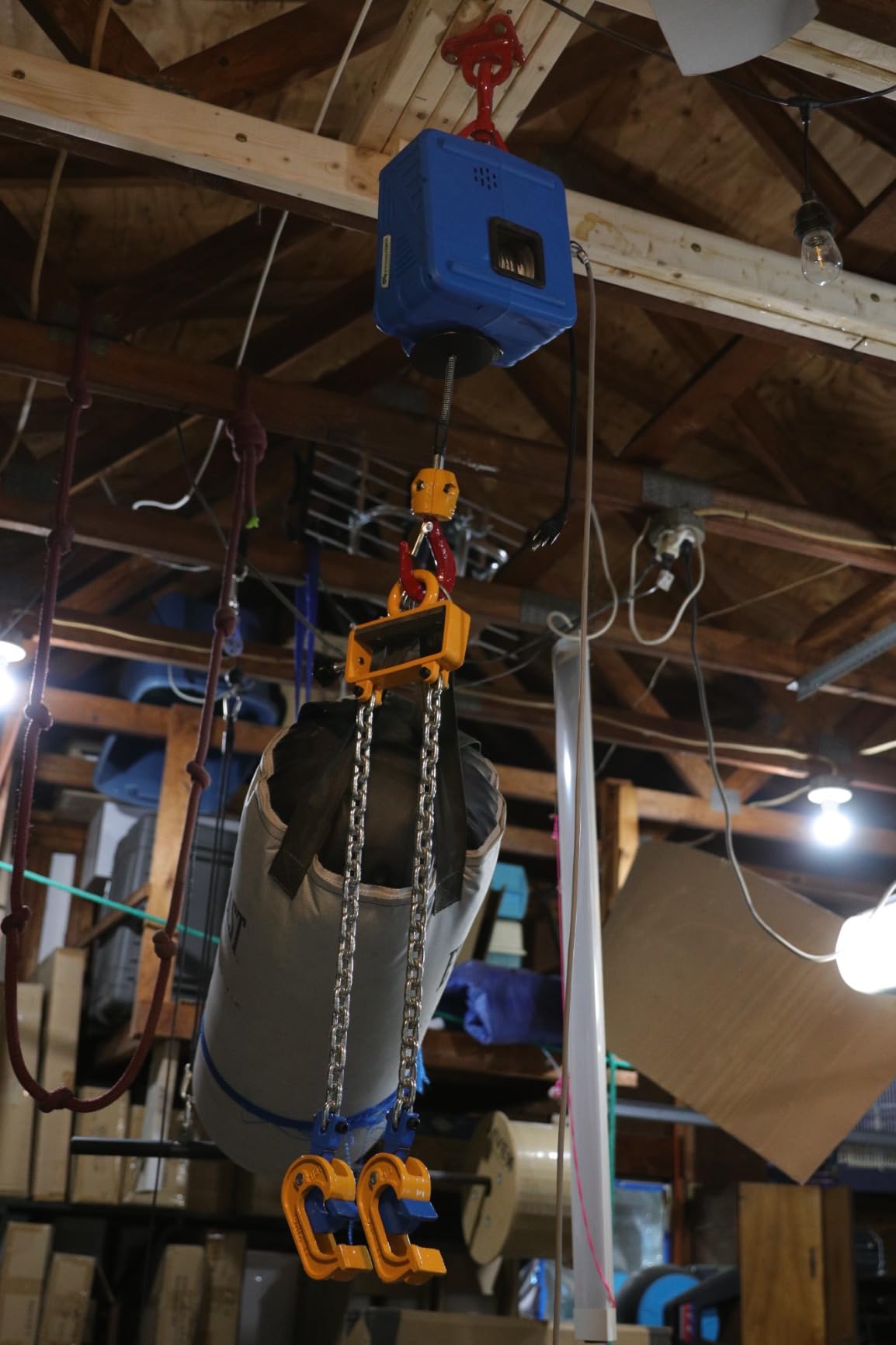 55 Gallon Drum Lift, 2200 lb Chain Drum Lifter for Steel and Plastic Drums customer photo 2