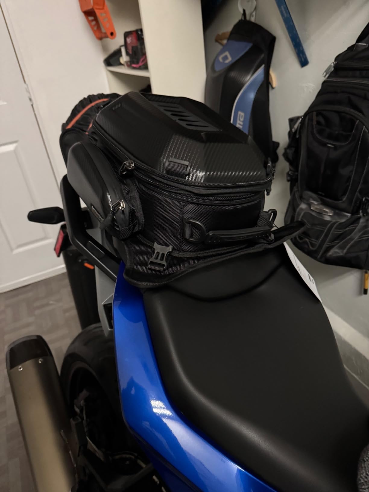 Rhinowalk Motorcycle Tank Bag, 15-18L Expandable Motorcycle Storage, Waterproof All Weather-Carbon Fiber Black customer photo 2