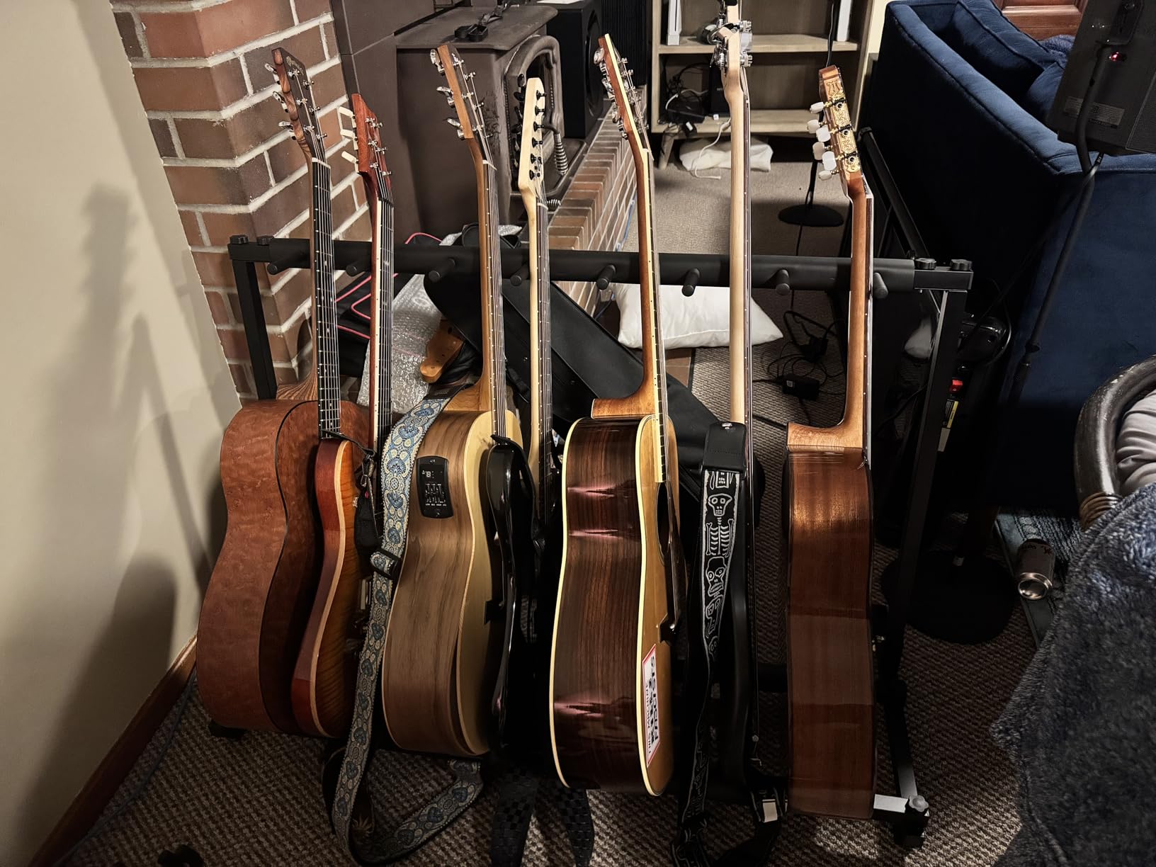 AODSK 5 Multi Guitar Stand Rack with Folding Design,Multiple Guitars Stand,Portable Black Guitar Holder,Black Guitar Display Holder for Guitar & Bass,Studio & Home (Square-5 Holder) customer photo 1