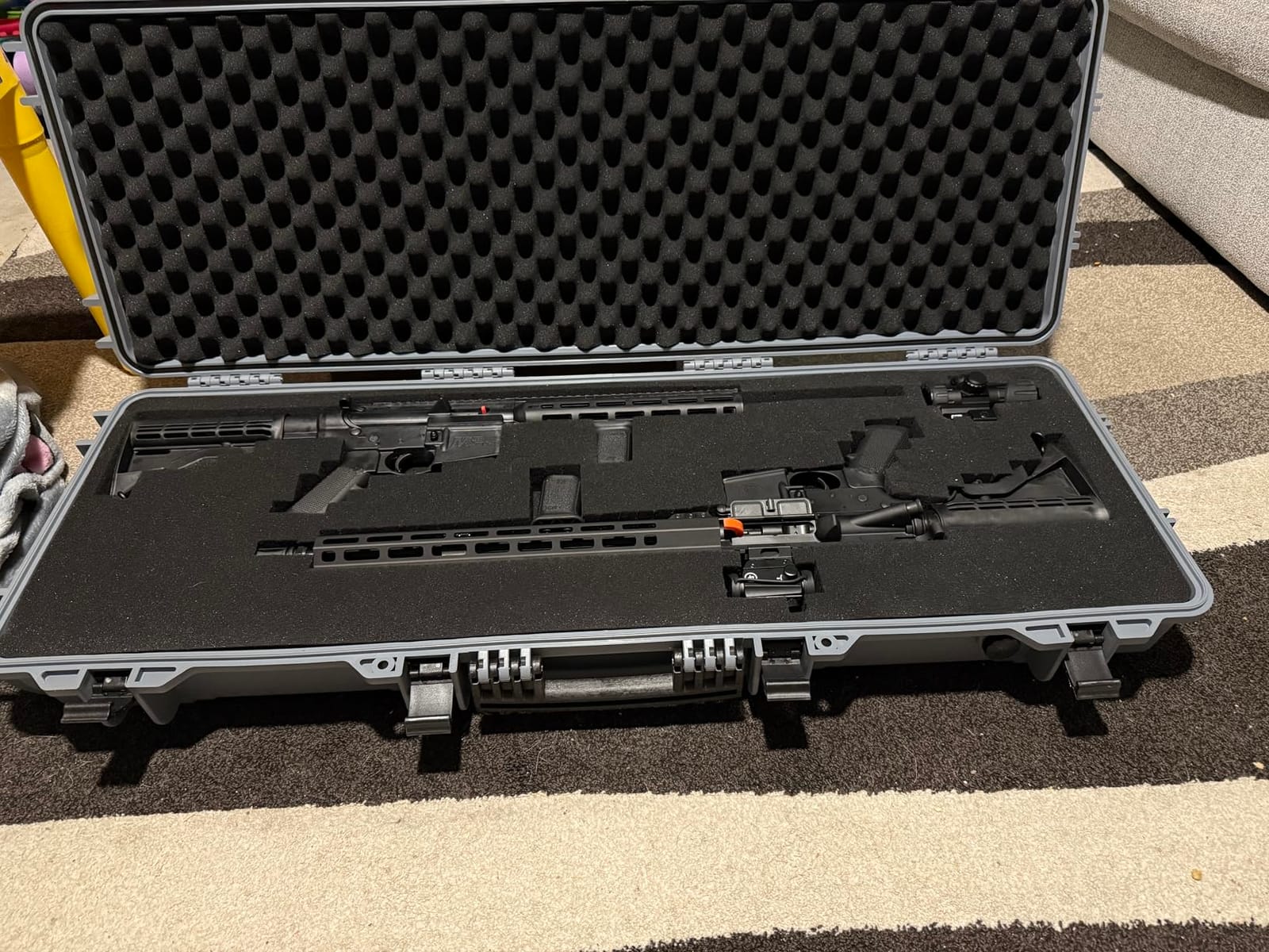 VEVOR Rifle Case, Rifle Hard Case with 4 Layers Fully-protective Foams, Lockable Hard Gun Case with Wheels, IP67 Waterproof & Crushproof, for Rifles or Shotguns customer photo 2