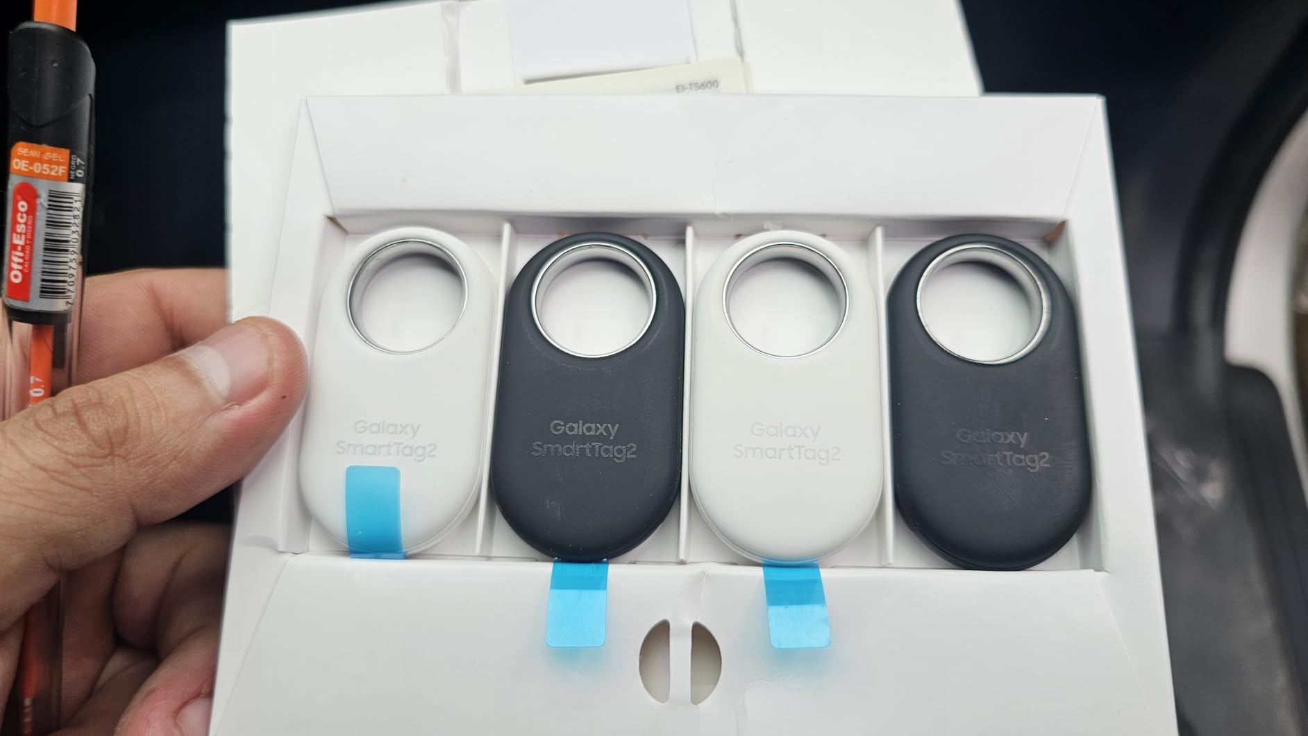 Samsung SmartTag2 (2023) Bluetooth + UWB, IP67 Water and Dust Resistant, Findable via App, 1.5 Year Battery Life (4-Pack) - Black/White (Global Edition, No US Warranty) customer photo 1