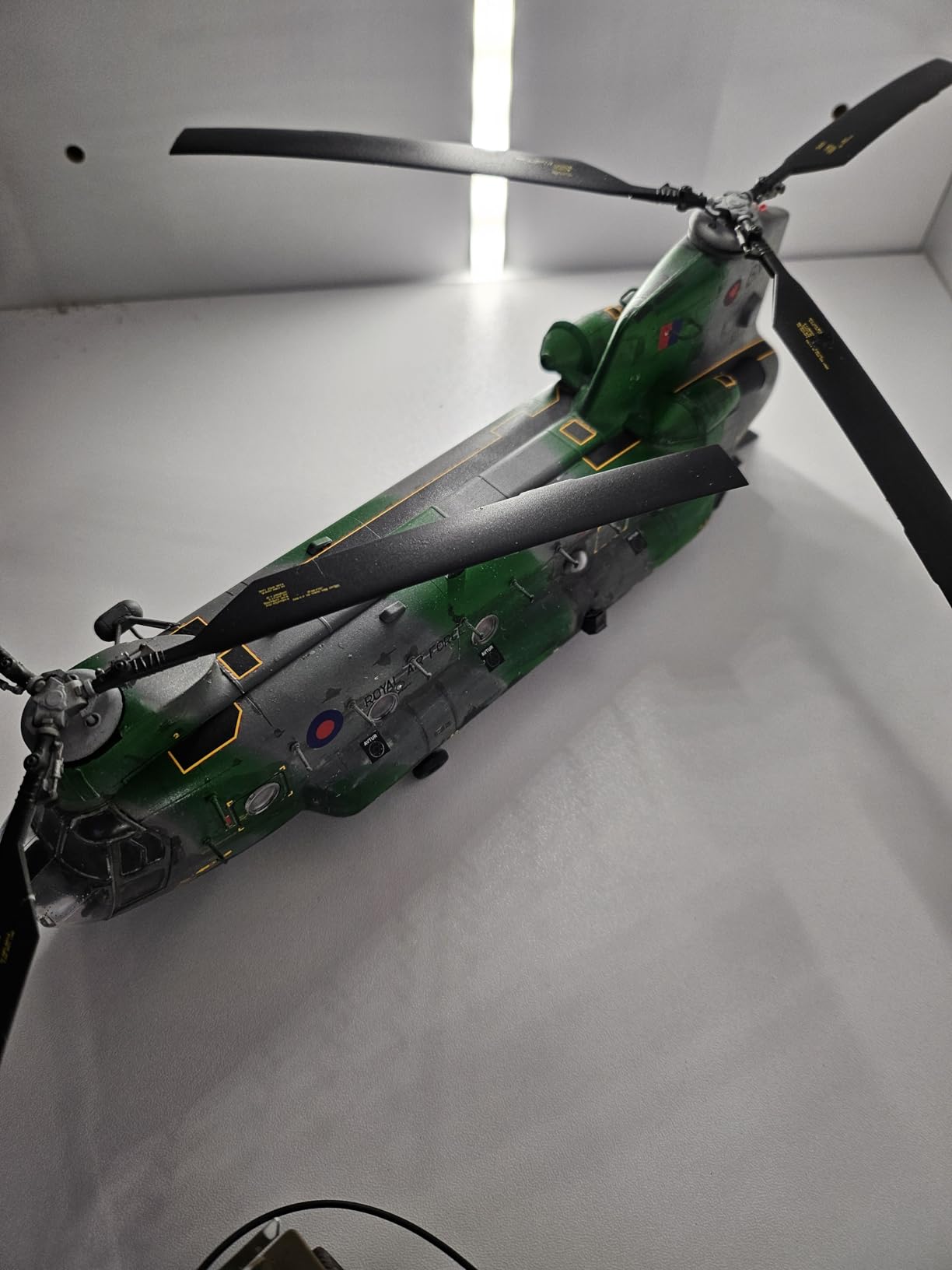 Airfix Standard Model Set - A06023 Boeing Chinook HC.1 Model Building Kit - Plastic Model Helicopter Kits for Adults & Children 8+, Set Includes Sprues and Decals - 1:72 Scale Model customer photo 2