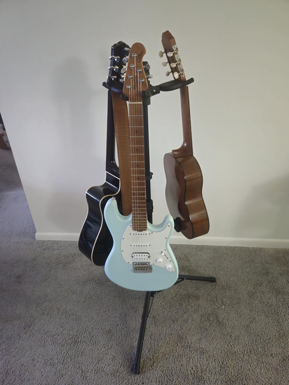 GUITTO Triple Guitar Stand - Heavy Duty 3 Guitar Stand for Acoustic/Electric/Bass/Banjos, Auto-Lock Folding Design, Non-Slip Base & Anti-Rust - Portable for Stage/Travel/Studio GGS-06T customer photo 1