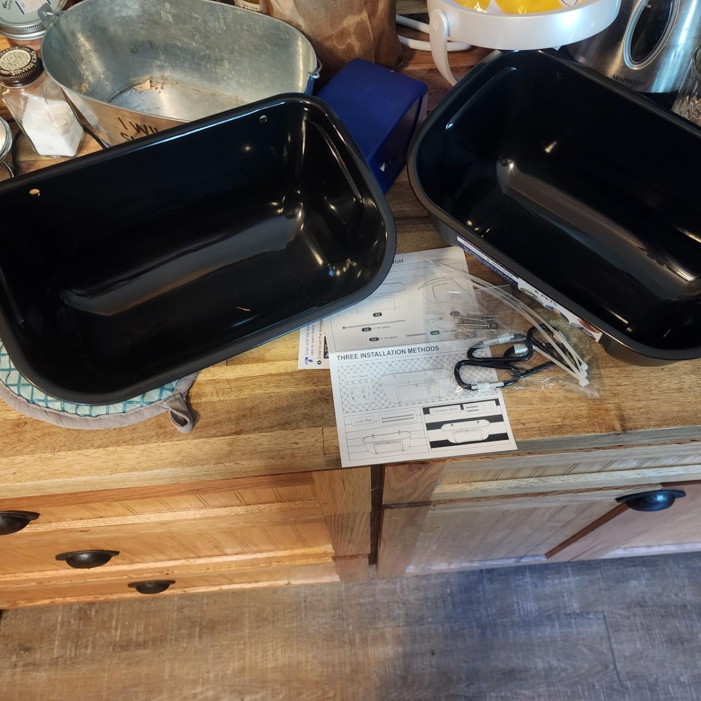 Goovilla Large Feed Trough, Hanging or Screw-in, 2 Pack 9 Quart, Black customer photo 2