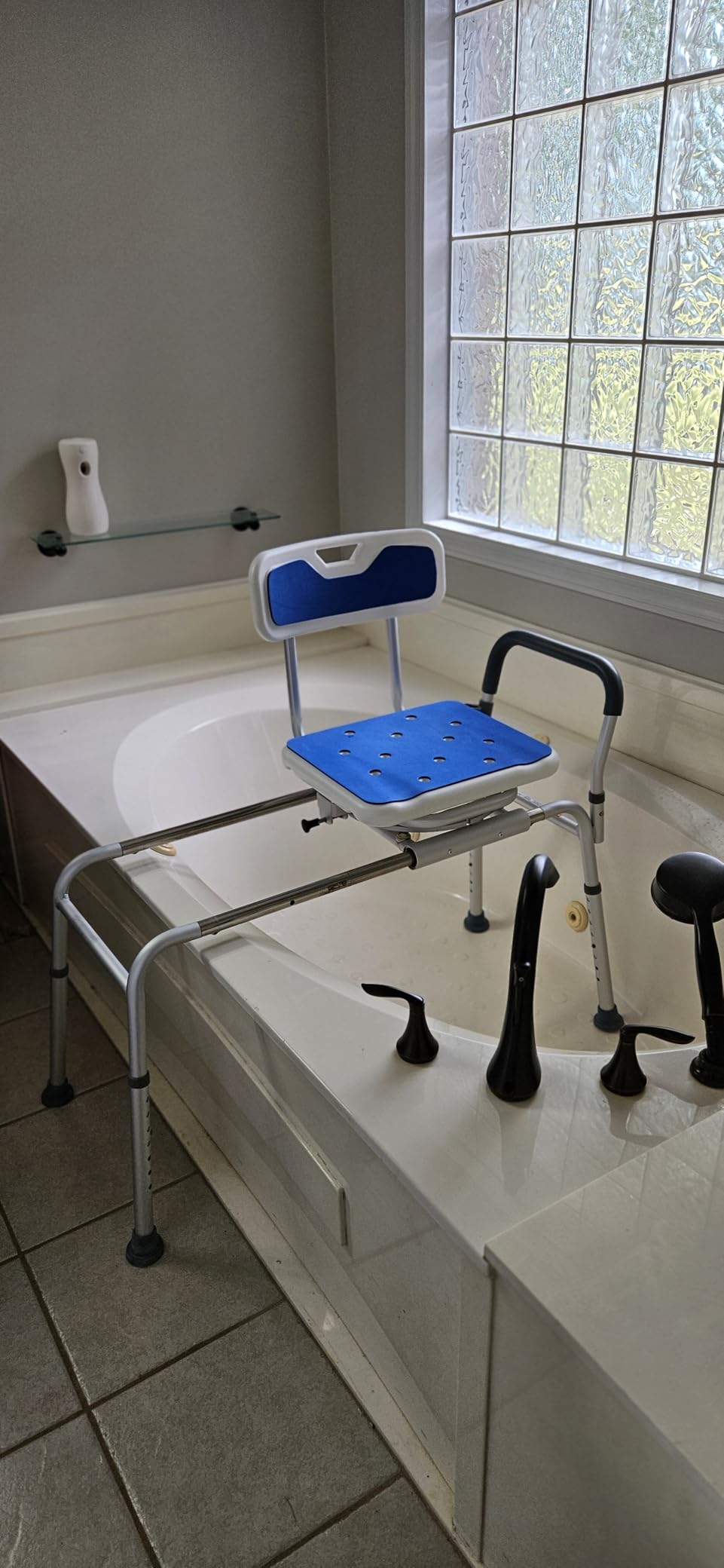 VEVOR Sliding Tub Transfer Bench with 360 Degree Swivel Seat, Height Adjustable Bathtub Transfer Bench with Armrest & Safety Belt, Non-Slip Rotating Shower Chair for Elderly Disabled, 400LBS Capacity customer photo 1