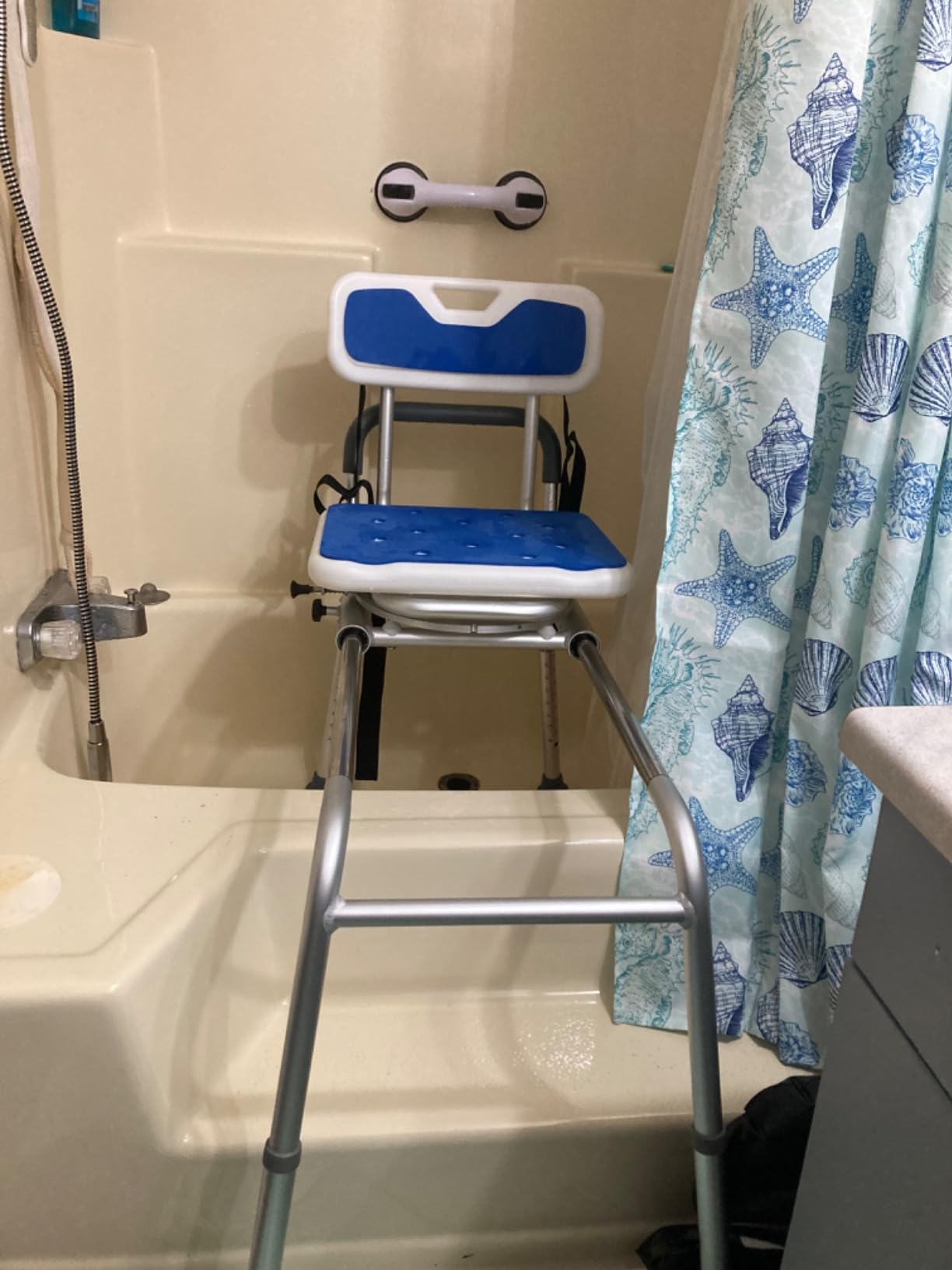 VEVOR Sliding Tub Transfer Bench with 360 Degree Swivel Seat, Height Adjustable Bathtub Transfer Bench with Armrest & Safety Belt, Non-Slip Rotating Shower Chair for Elderly Disabled, 400LBS Capacity customer photo 2