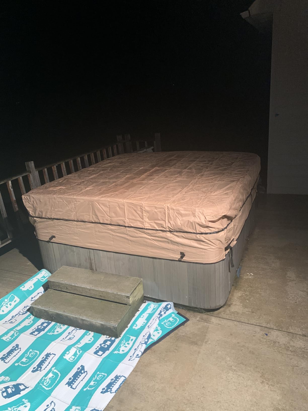 MIXC Outdoor Waterproof 600D Square Hot Tub Cover 85 x 85 Inch Fit 84 x 84 or 83 x 83 or 82 x 82 Inch or 7 ft x 7 ft Heavy Duty Spa Cover Protectors customer photo 2