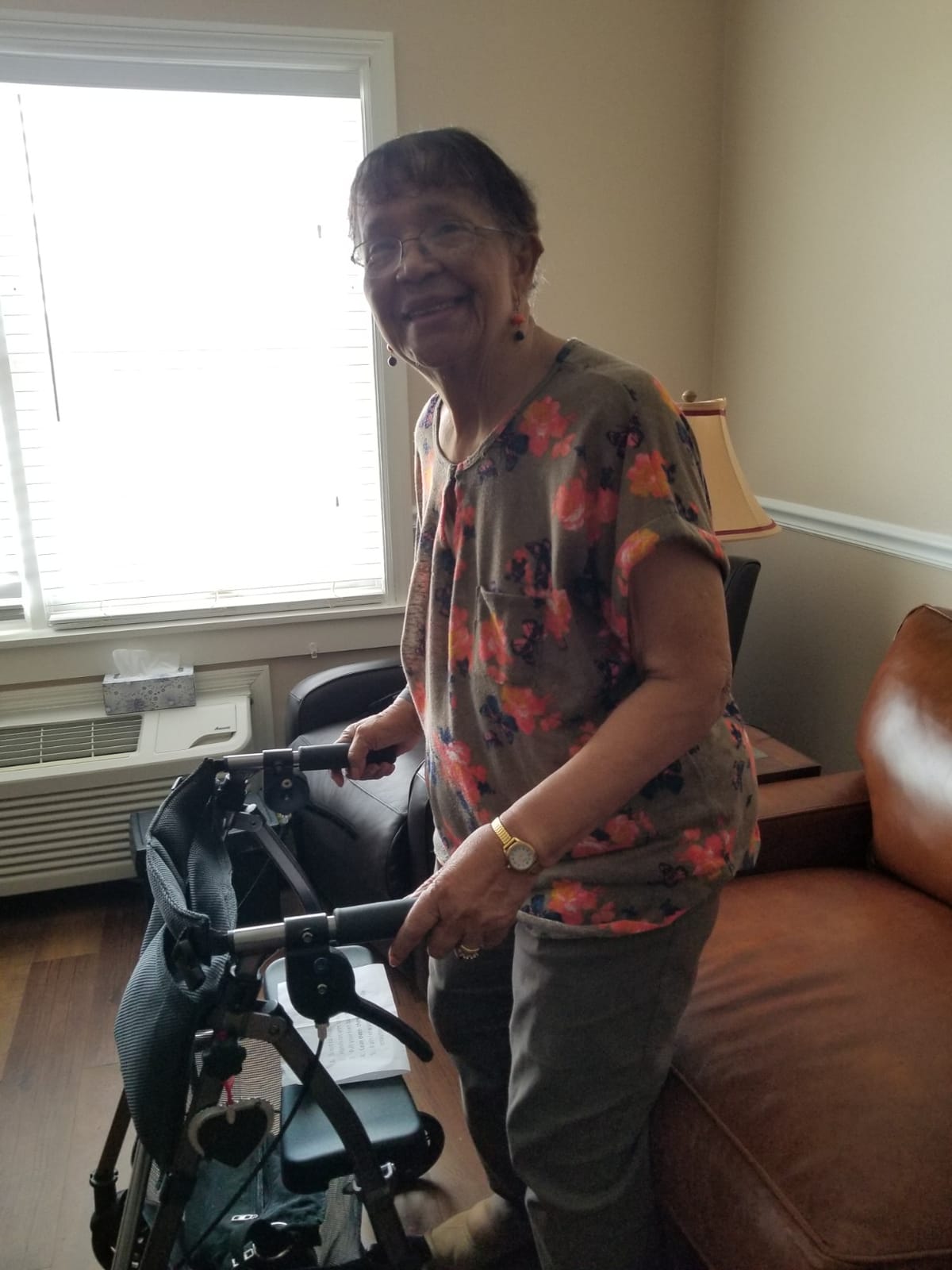 Stander Wonder Rollator Plus Short, Lightweight Junior Folding Mobility Aid for Petite Adults, Seniors, and Elderly, Collapsible Travel Rolling Walker with Four Wheels and Seat, Vivid White customer photo 2