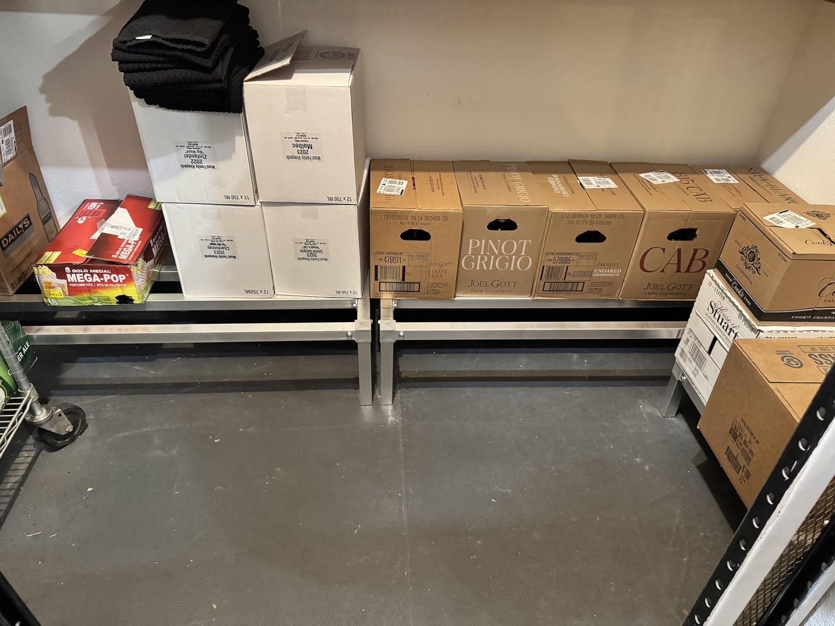 VEVOR Aluminum Dunnage Rack, 48” x 20” Commercial Food Floor Rack, 8” Off the Floor, 1000 lbs Capacity All-Welded Aluminum Storage, for Storage in Restaurants, Kitchens, Garages and Vehicles customer photo 1
