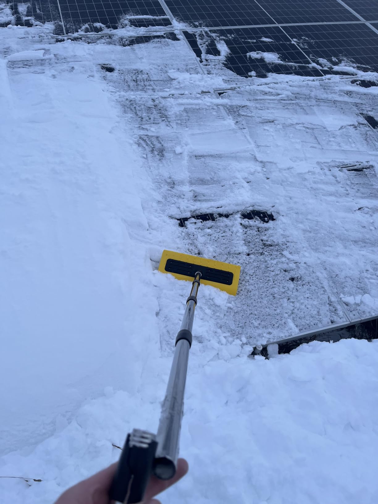 Never-Scratch SnowBuster,21-Foot Snow Roof Rake,EVA Soft Foam Pad Snow Removal Tool,Heavy-Duty Aluminum Handle,S-Shaped Push/Pull Design for House Roof,Solar Panels,Car Snow, and Leaves,Yellow customer photo 1
