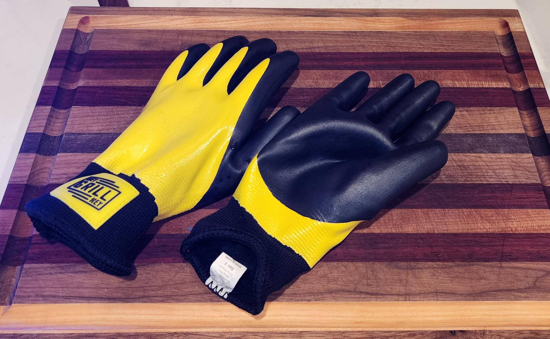 Hey Grill Hey Pitmaster Gloves | BBQ Gloves | Heat Protection up to 500°F or 260°C | High Temp Resistance | Fireproof Glove for Grilling Smoking Barbecue | Washable Mitts | Waterproof | Size - Large customer photo 1