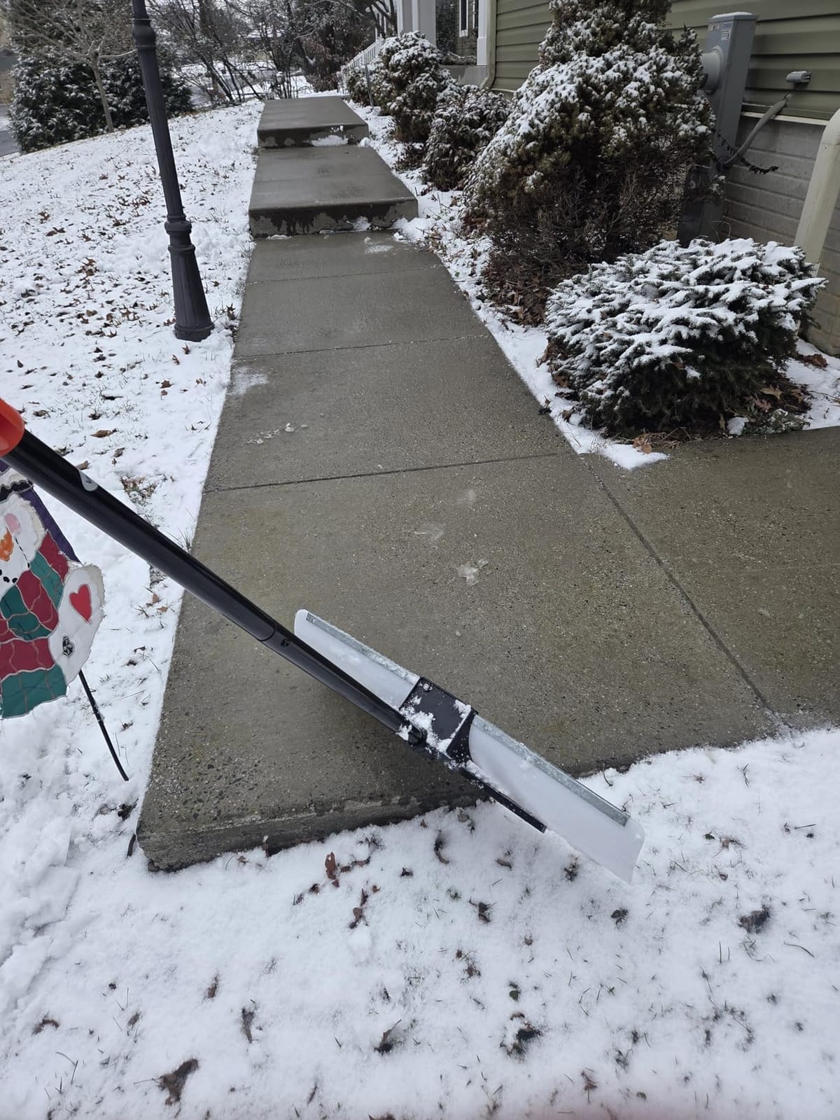 VEVOR 38-inch Snow Pusher Shovel with Wheels, Bi-Directional Heavy Duty Wheeled Push Snow Shovel for Driveway and Sidewalks with Angeled Blade customer photo 2