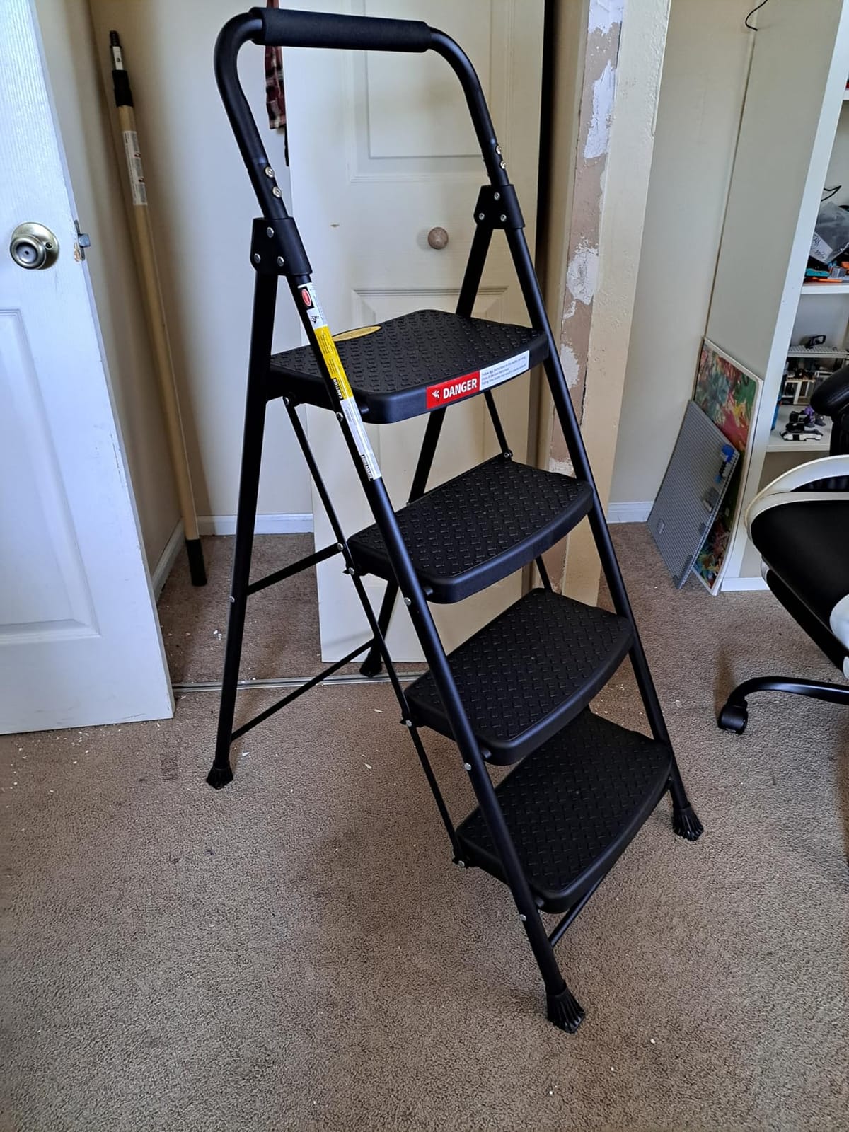 HBTower 4 Step Ladder, Step Stool Foldable with Wide Anti-Slip Pedal customer photo 1