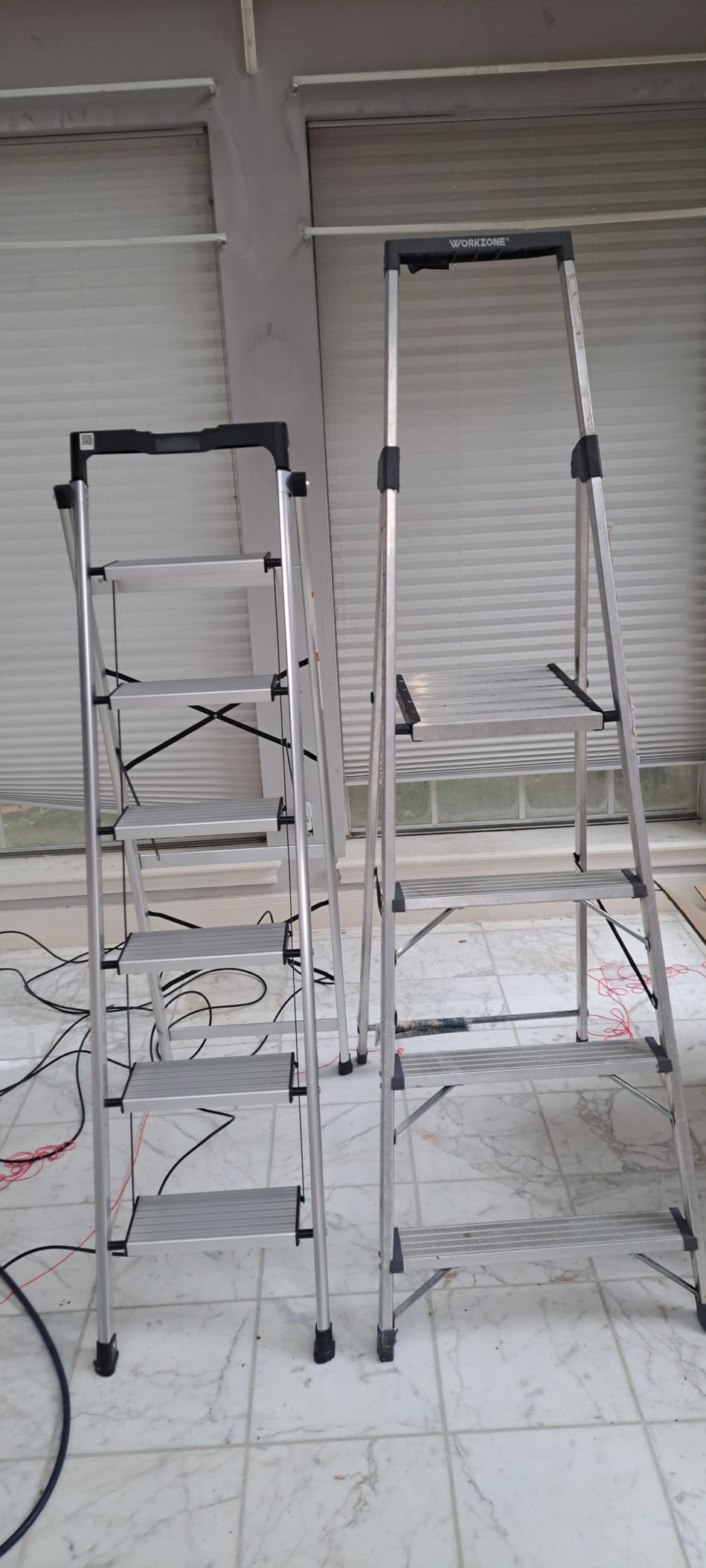 VEVOR 3 Step Ladder, Folding Step Stool with Wide Anti-Slip Pedal and Comfort Handgrip, 330 lbs Capacity Portable Aluminum Stepladder, Multi-Use for Kitchen, Warehouse, Household and Office, Silver customer photo 2