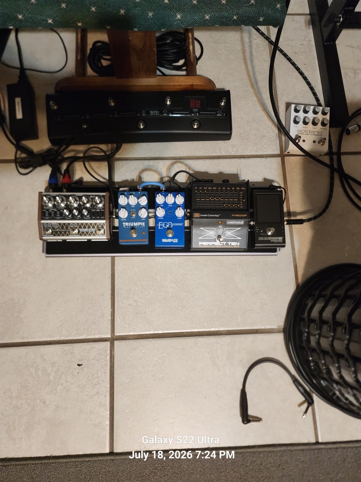 Vangoa Extra Large Guitar Pedal Board with Built-in Isolated Power Supply, Aluminum Alloy Folding Powered Guitar Pedalboard with Adjustable Light Bar with Wheeled Gig Bag, PD-L, 25.2