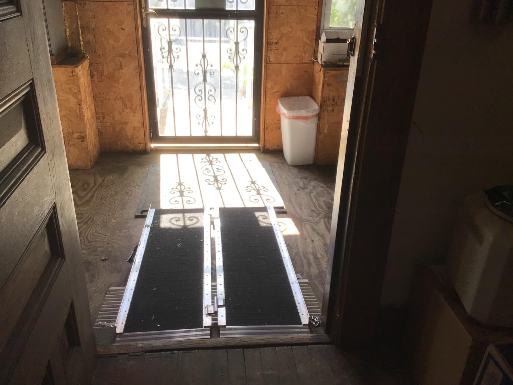 VEVOR 5FT Portable Wheelchair Ramp, Smooth Door Access No Blocking Design, 800 LBS Heavy Duty Non-Slip Threshold Ramp for Home Steps, Stairs, Doorways, Scooter, Curbs customer photo 2