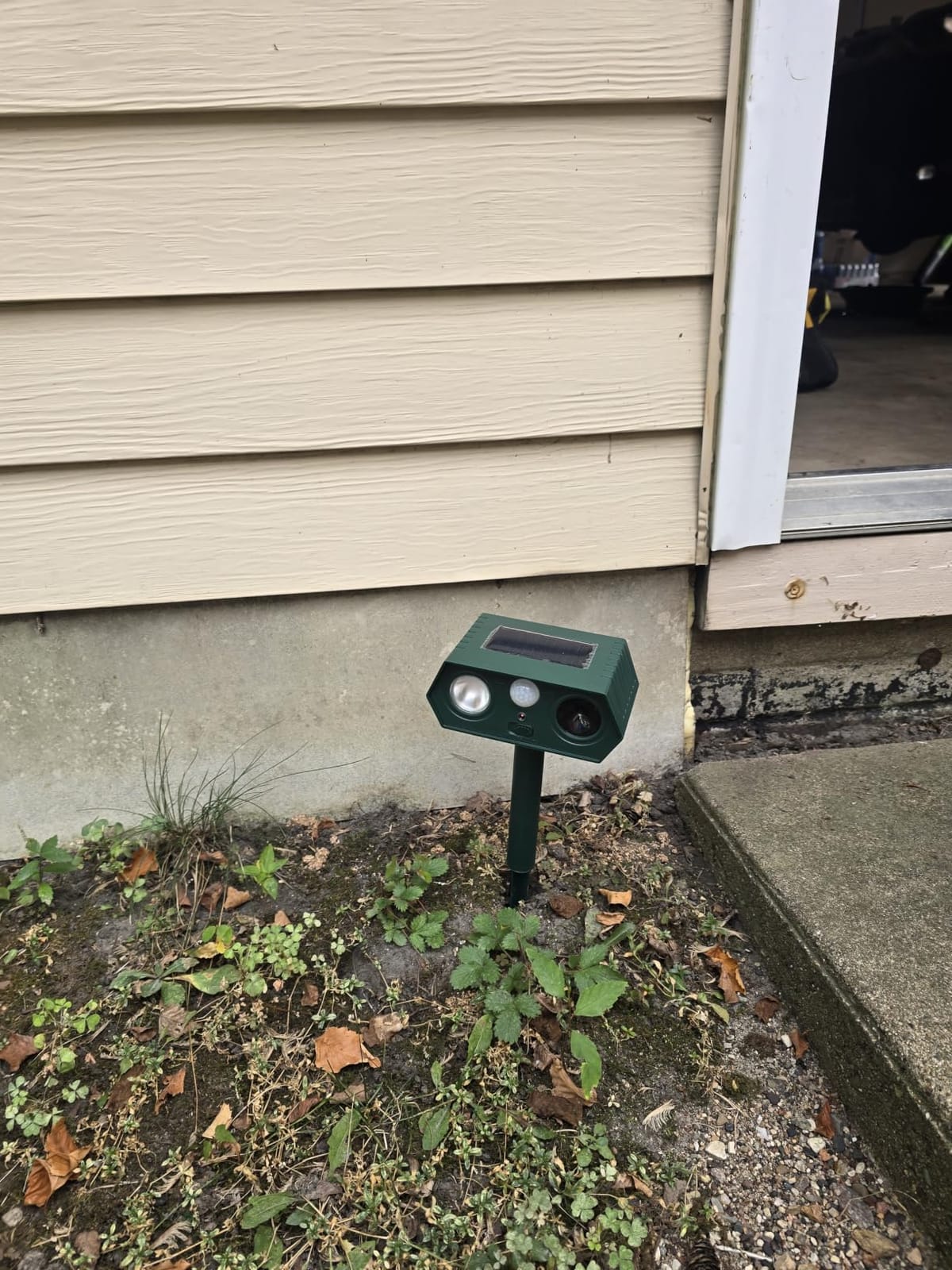 Ultrasonic Deer Repellent Devices Solar Animal Repellent Outdoor with Motion Sensor to Keep Cat Rabbit Raccoon Out of Yard Garden Farm Squirrel Fortress Pro Deer Deterrent for Plant (4PCS-03) customer photo 2