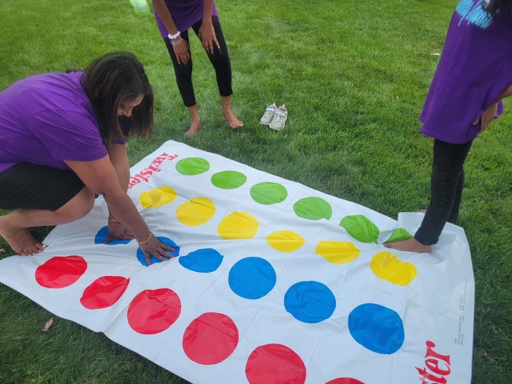 Hasbro Twister Party Classic Board Game for 2 or More Players,Indoor and Outdoor Game for Kids 6 and Up,Packaging May Vary customer photo 1