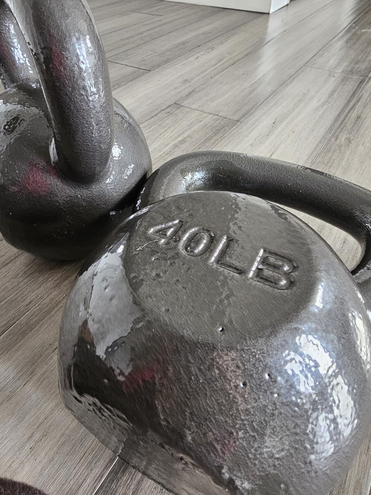 Amazon Basics Cast Iron Kettlebell for Strength Training, Textured Wide Handle, Black customer photo 2