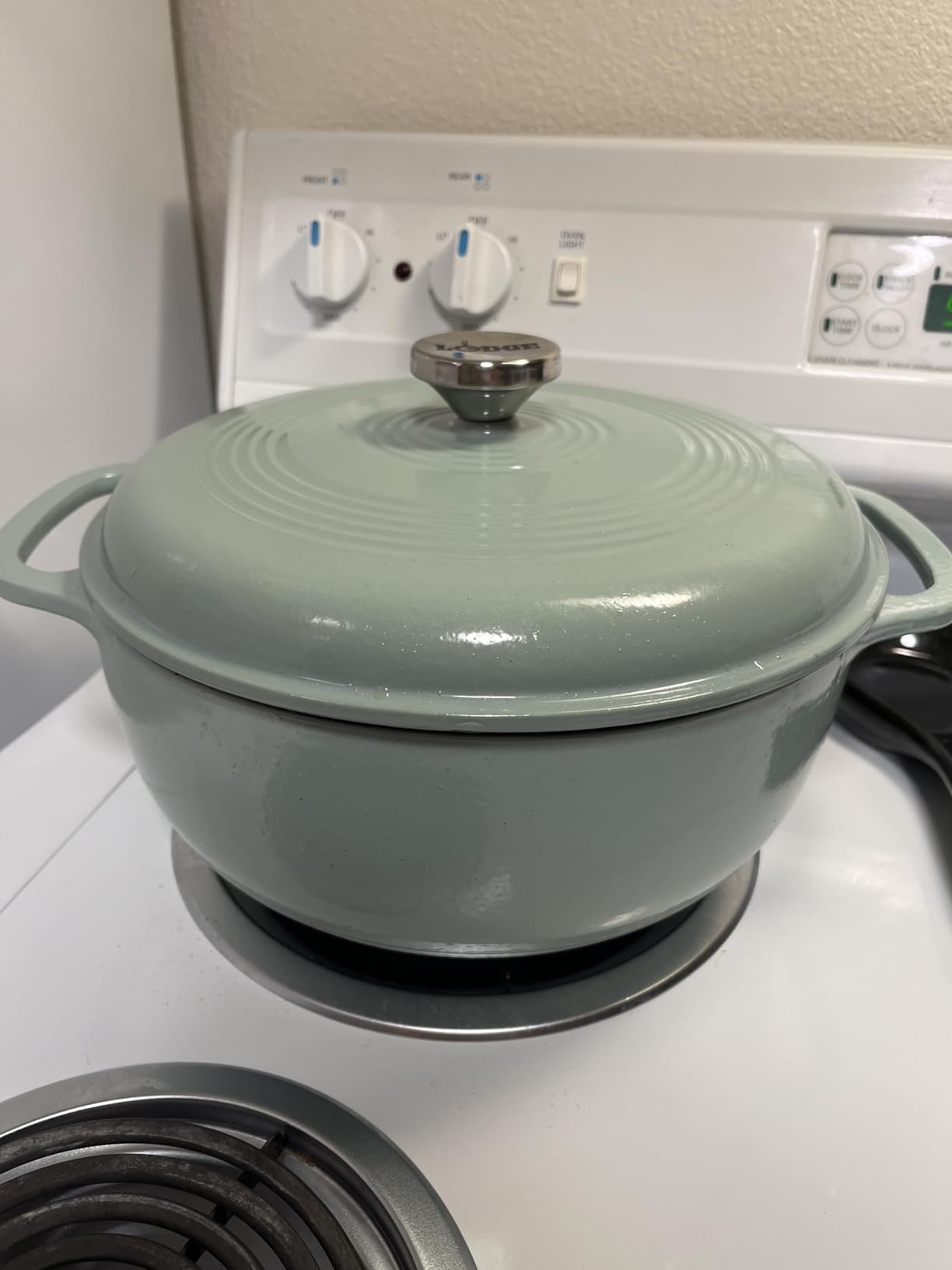 Lodge Essential 6-Quart Dutch Oven customer photo 1