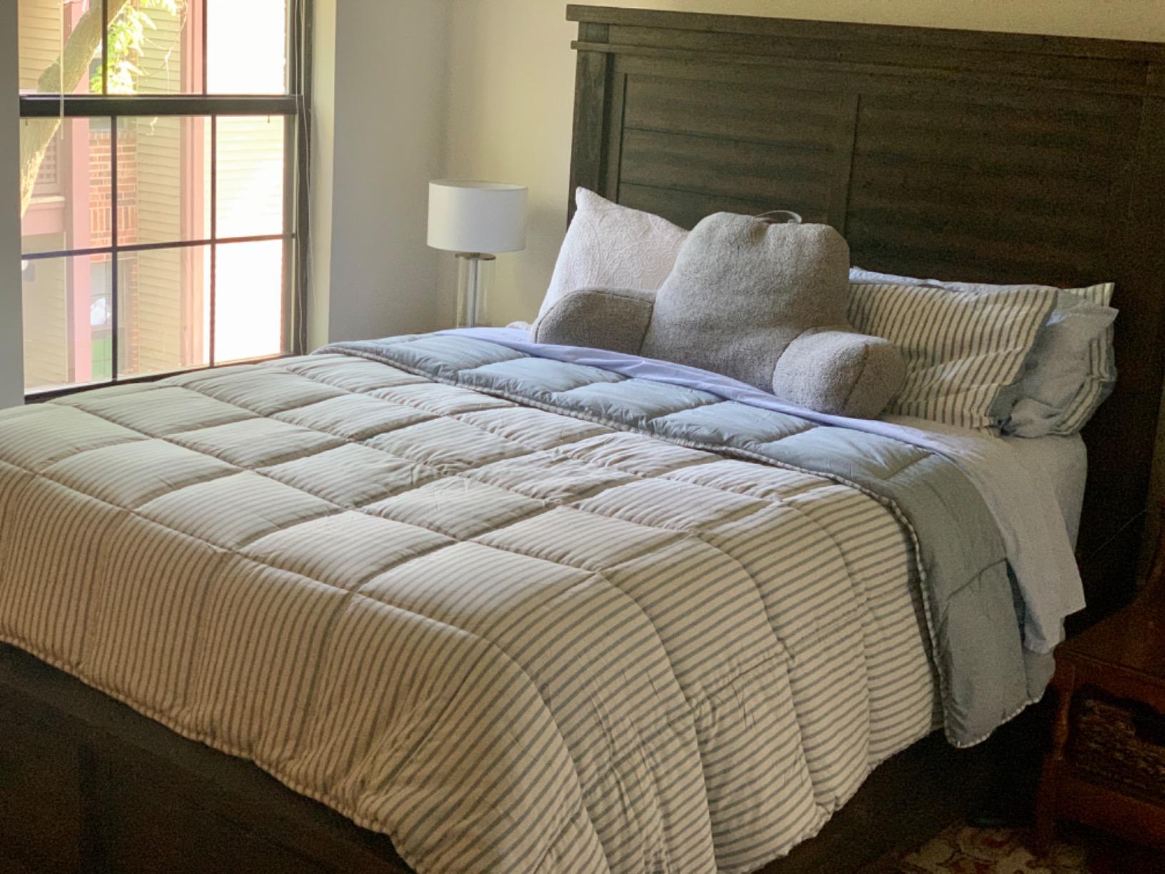 LINENSPA All Season Hypoallergenic Down Alternative Microfiber Comforter, Queen, Pink/White customer photo 2
