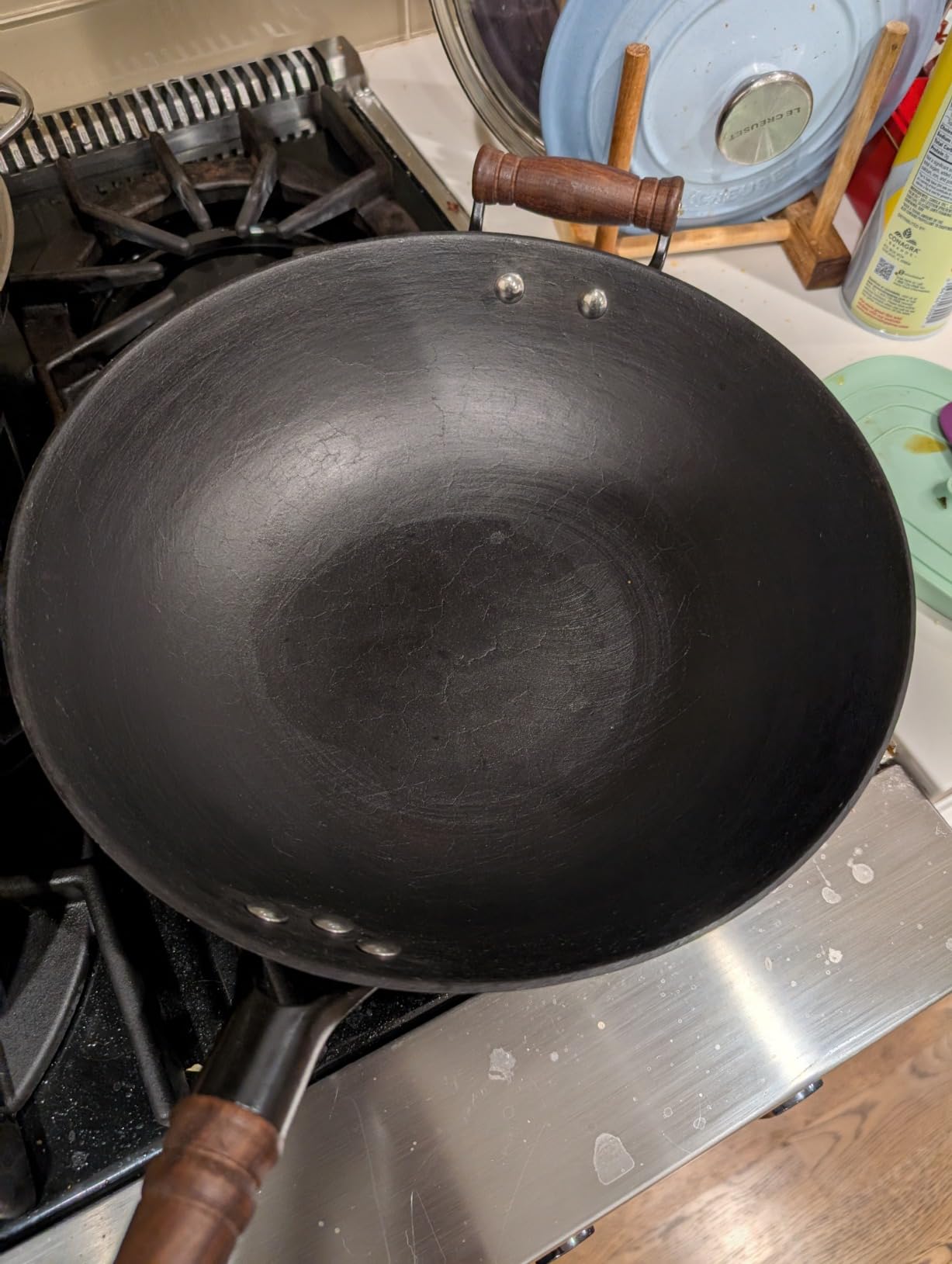 WANGYUANJI 12.6 Inch Cast Iron Wok with Wooden Lid, Handcrafted Flat Bottom Chinese Stir Fry Pan, Uncoated Heavy-Duty Iron Wok for Induction, Gas, Electric & Ceramic Stoves customer photo 2