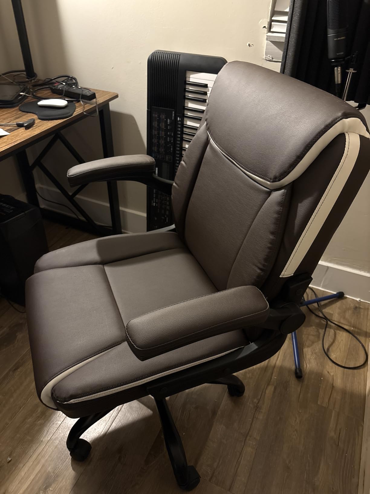 NEO CHAIR PU Leather Wing-Back customer photo 1